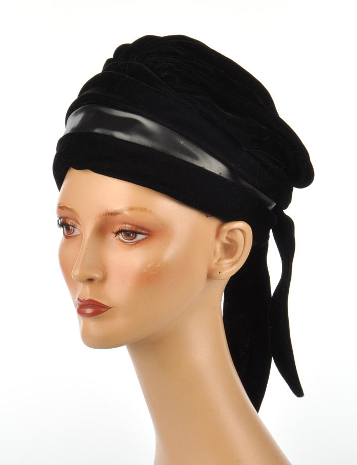 DAMENHUT. Elegant svart motorhuv för kvinnor, sammetslen mjuk mössa.