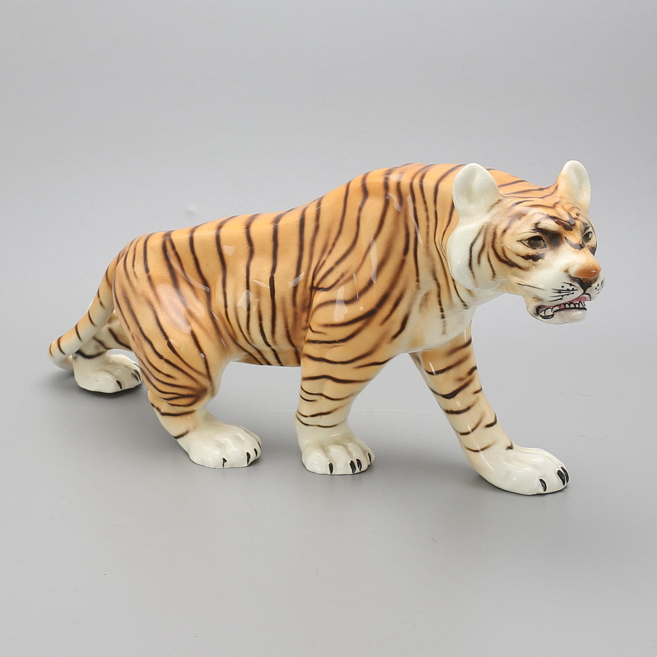FIGURIN, porslin, tiger, Royal Dux, 1900-tal.