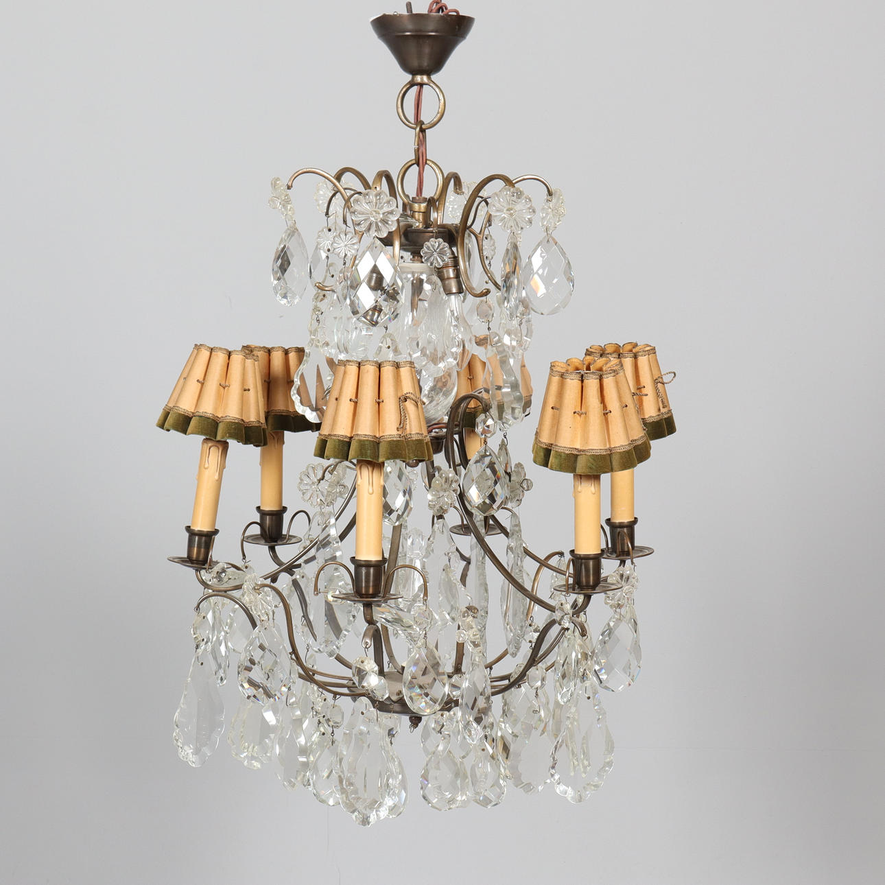 LÁMPARA DE TECHO, estilo barroco, electrificada.