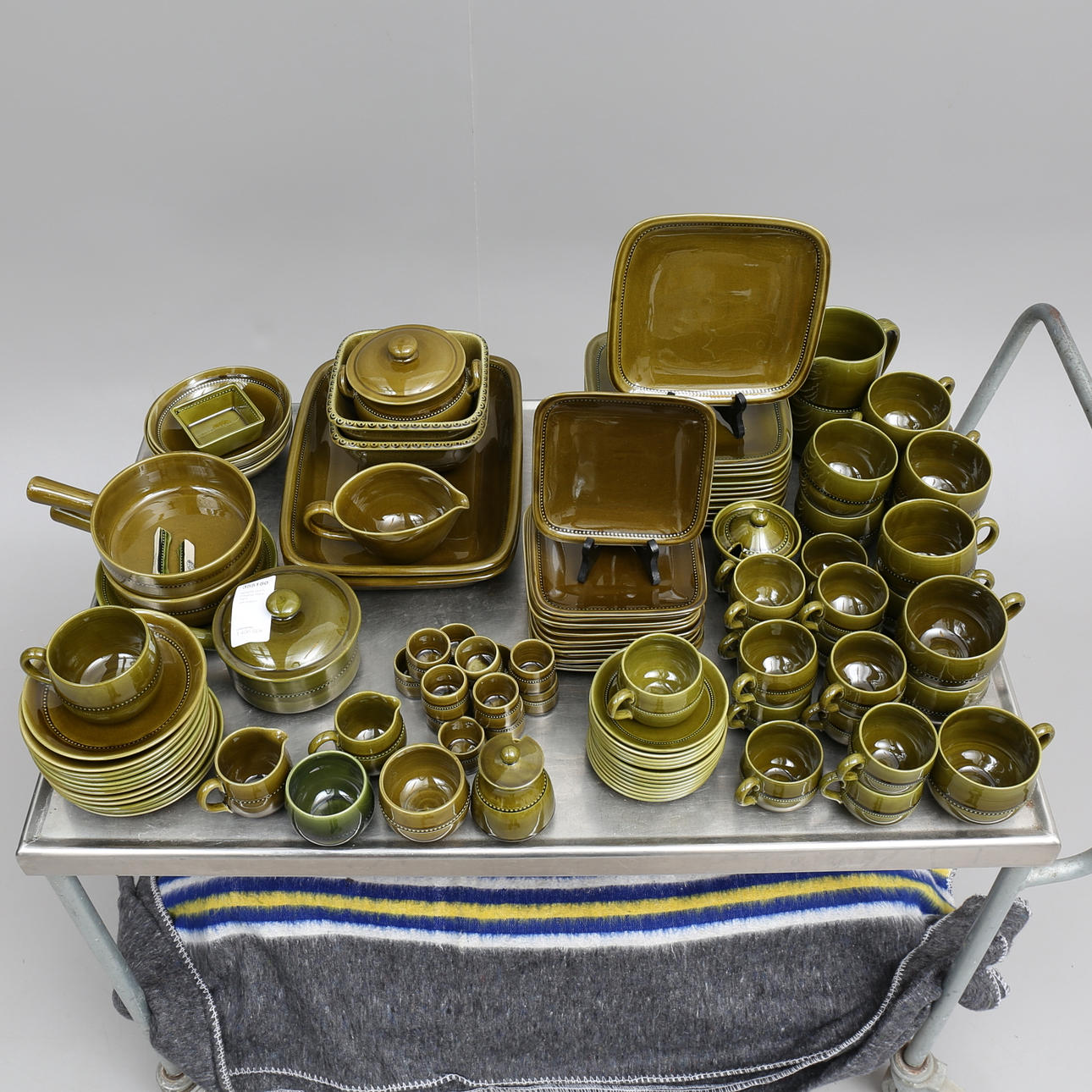 SERVISDELAR, 111 delar, stengods, "Old Höganäs", 1970-tal.