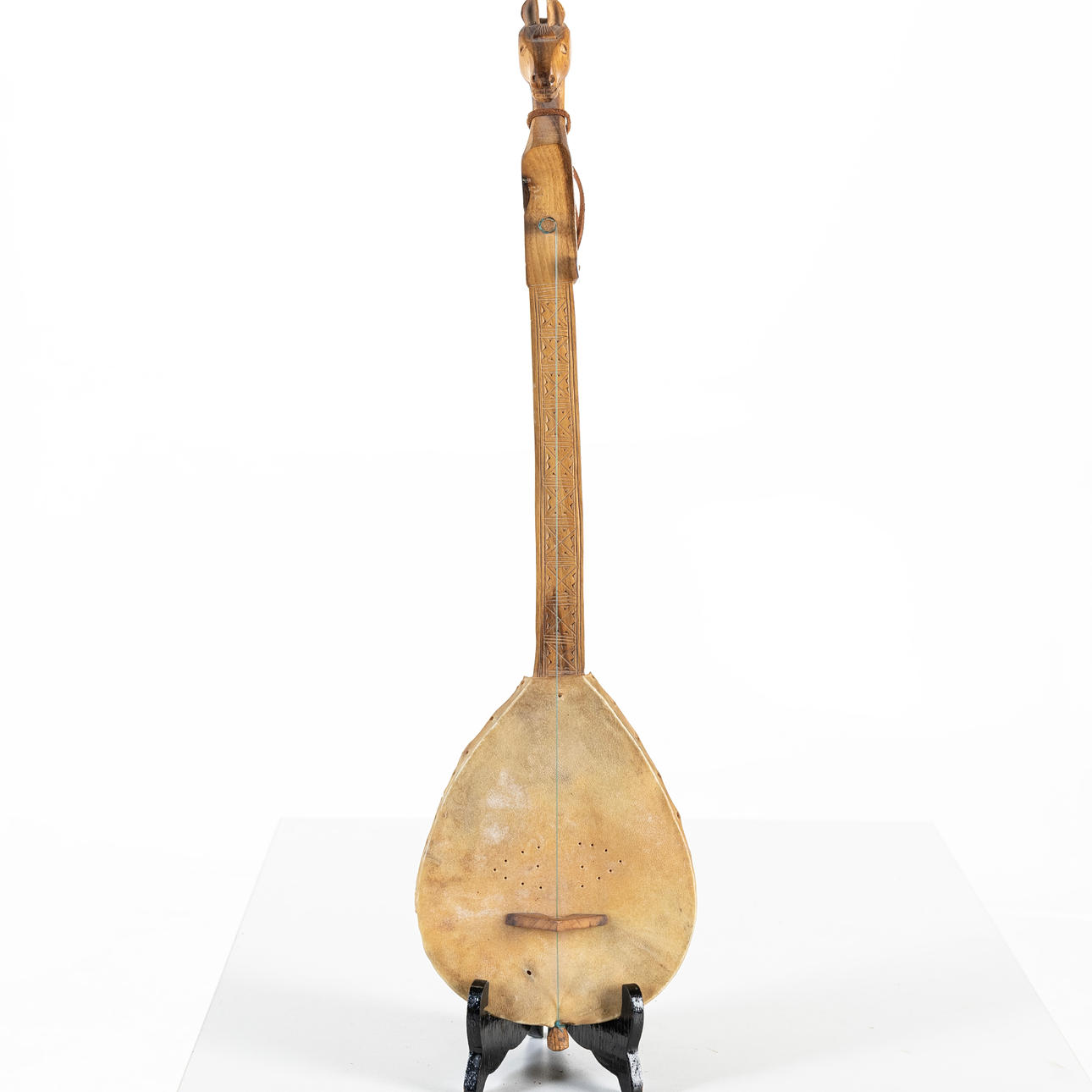 BANJO, decoración de madera tallada.