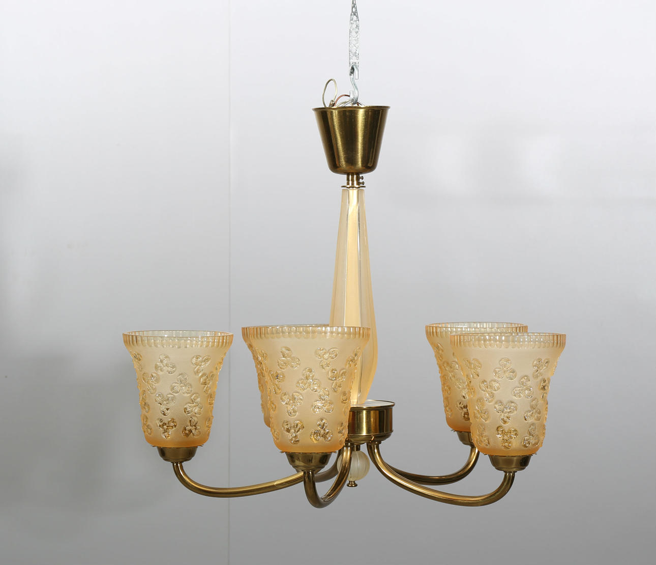 TAKLAMPA, gulmetall och glaskupor, 5 armar, 1900-talets första hälft.