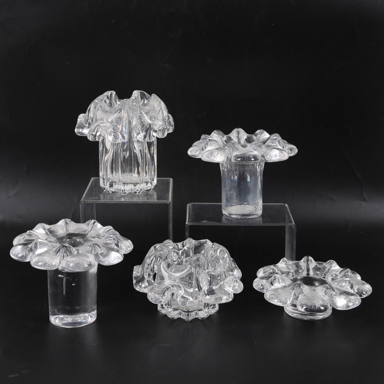 Göran WärffによるKosta BodaのKrinolinシリーズボウル GÖRAN WÄRFF. 5 candlesticks & vases, “Krinolin”, glass, Kosta Boda
