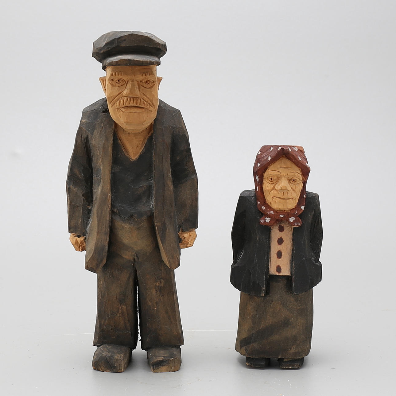 HILMER JOHANSSON. Skulpturer. 2 st, snidat trä, Döderhult, Oskarshamn, signerade.