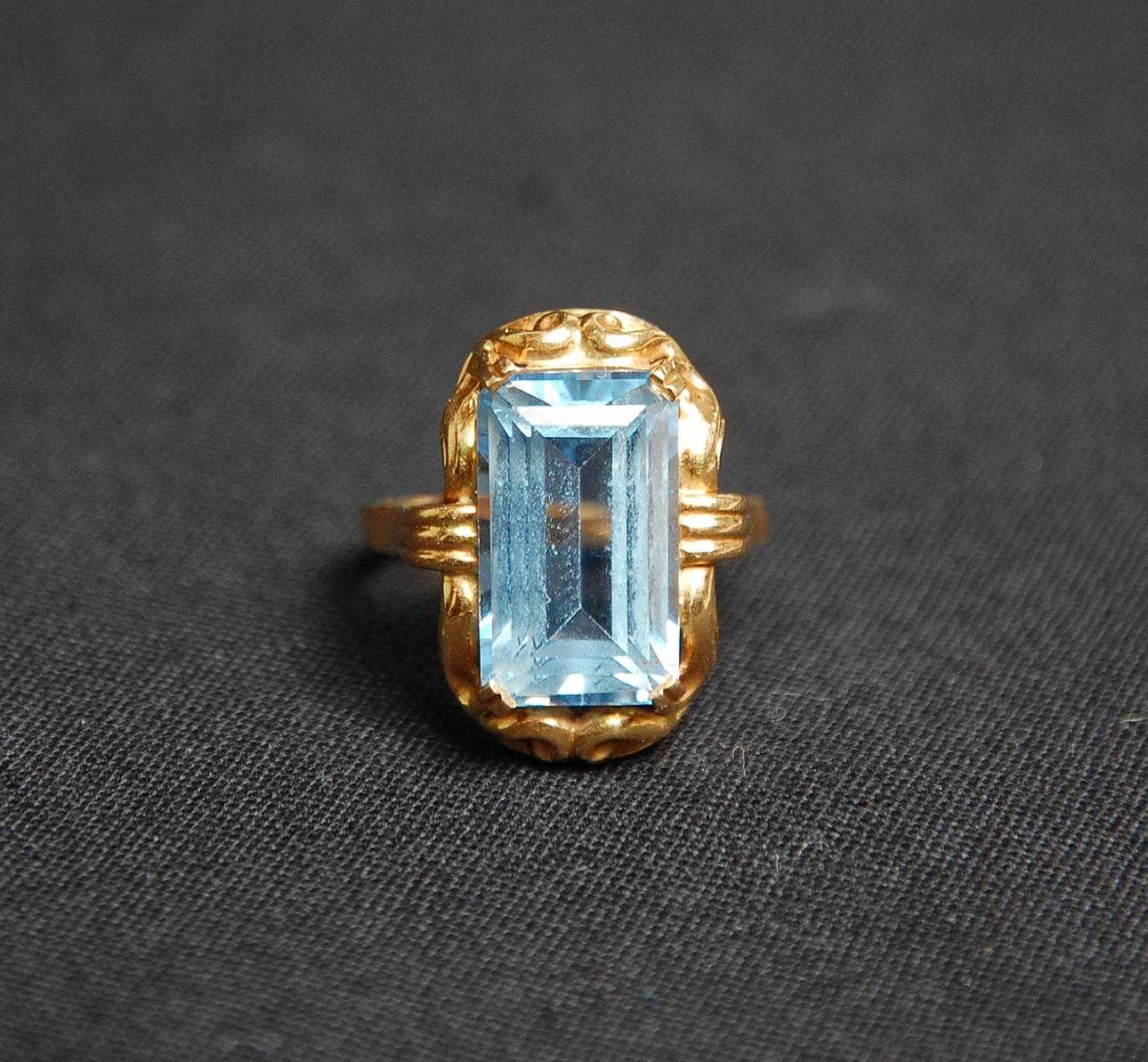 RING 18 K guld, akvamarin, tot vikt 5 g.