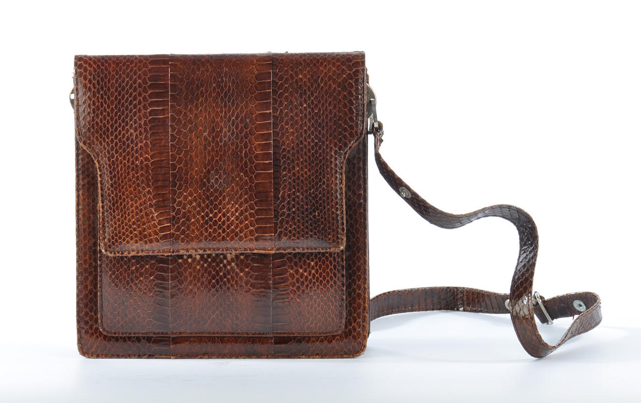 DAMENTASCHE. Handväska, kan också användas som koppling. ormskinn.