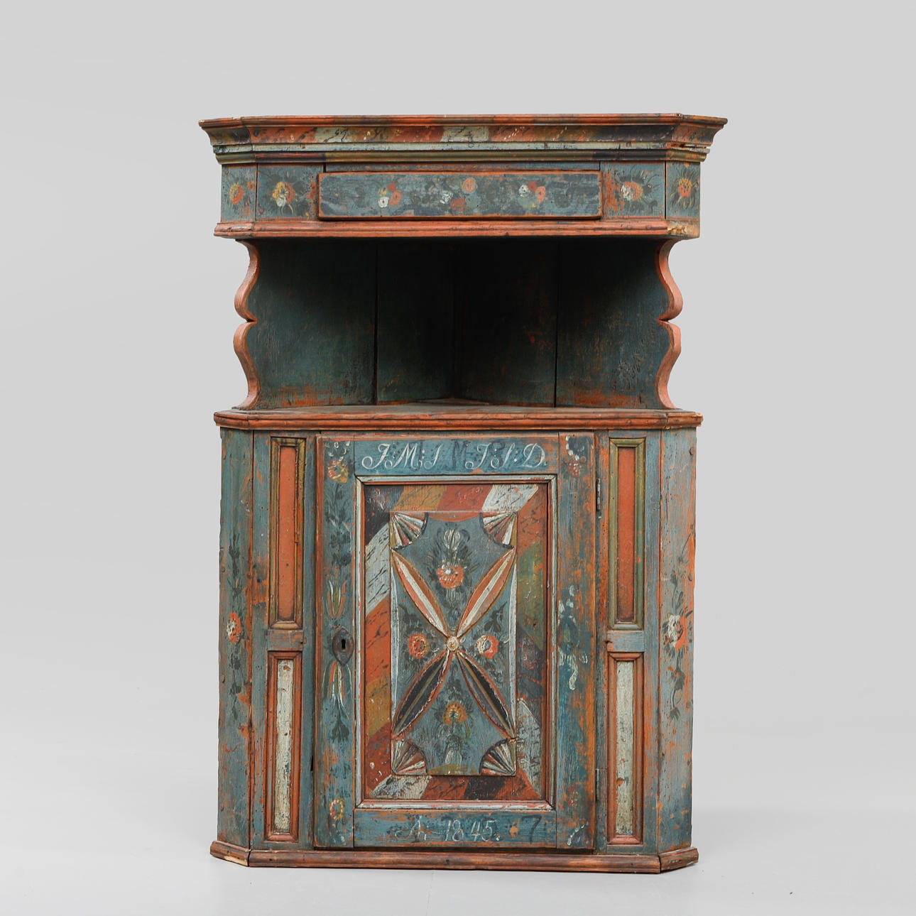 Eckschrank, Sideboard-Modell, allmoge Skåne, datiert 1845 und Initialen.