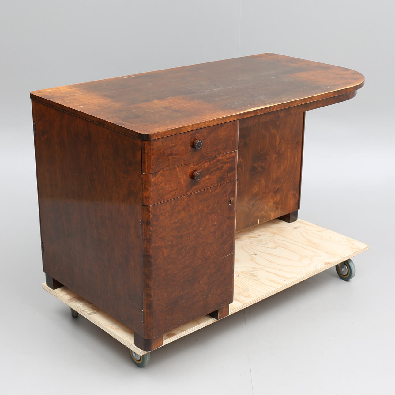 SKRIVBORD med bokhylla, 1900-talets första hälft.