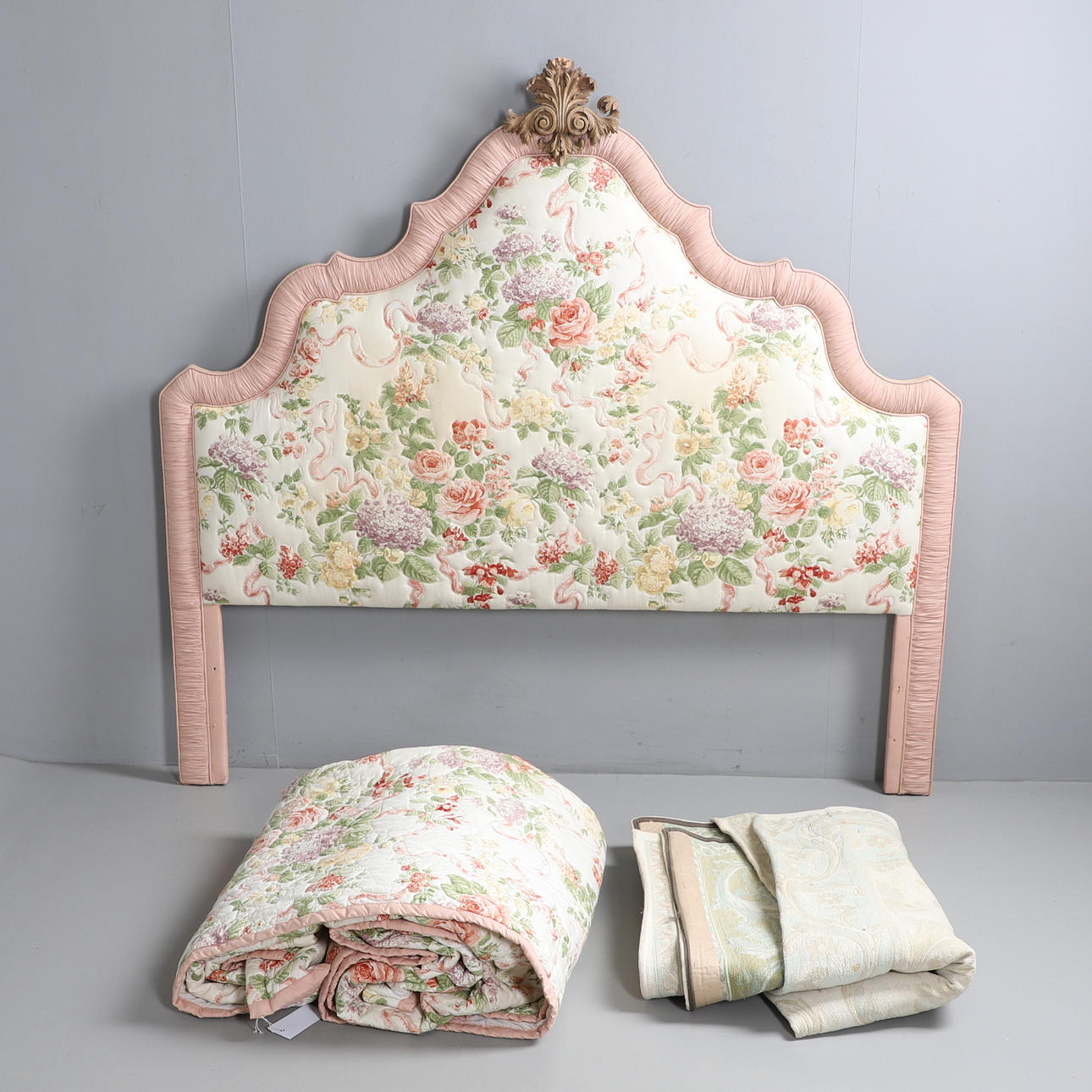 UN CABECERO ACOLCHADO TAMAÑO KING DE ESTILO FRANCÉS.