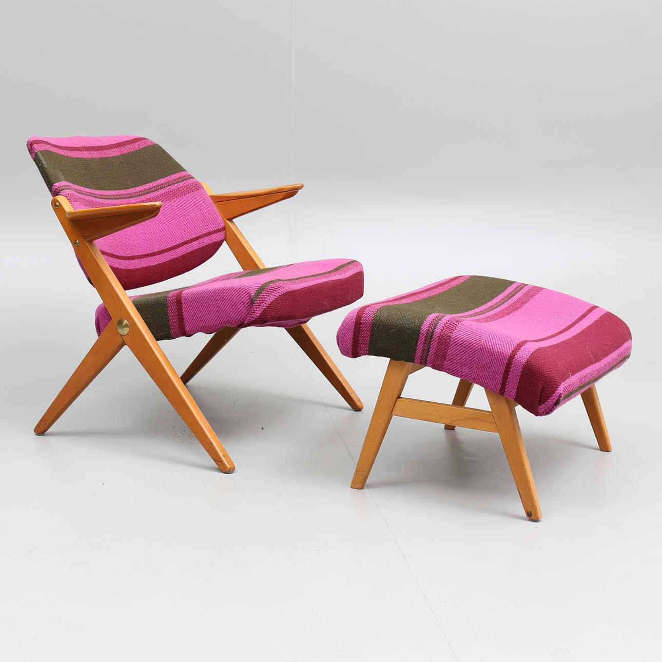 FÅTÖLJ med FOTPALL, NK Triva, 1900-talets mitt.