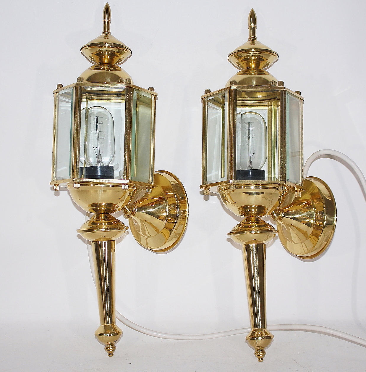 VÄGGLAMPOR, paret, glas och mässing.