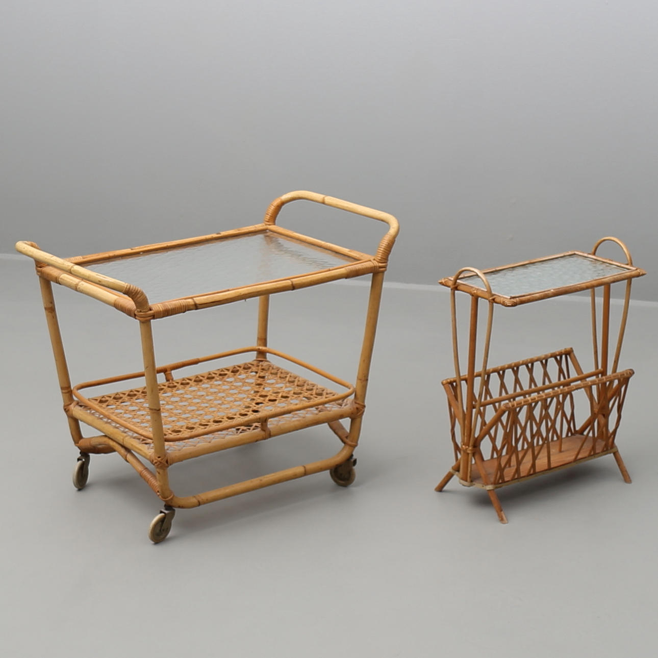 TEVAGN och TIDNINGSSTÄLL, rotting och glas, 1900-talets mitt.