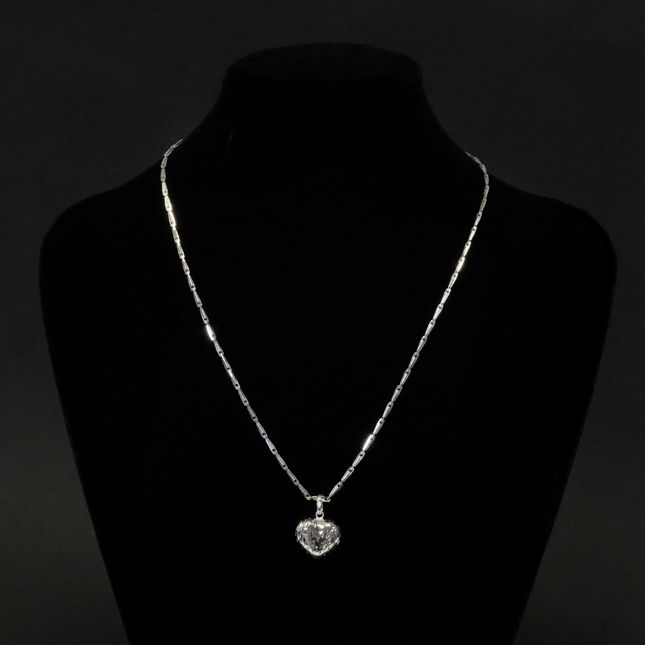 COLGANTE CON COLLAR, VIERI.