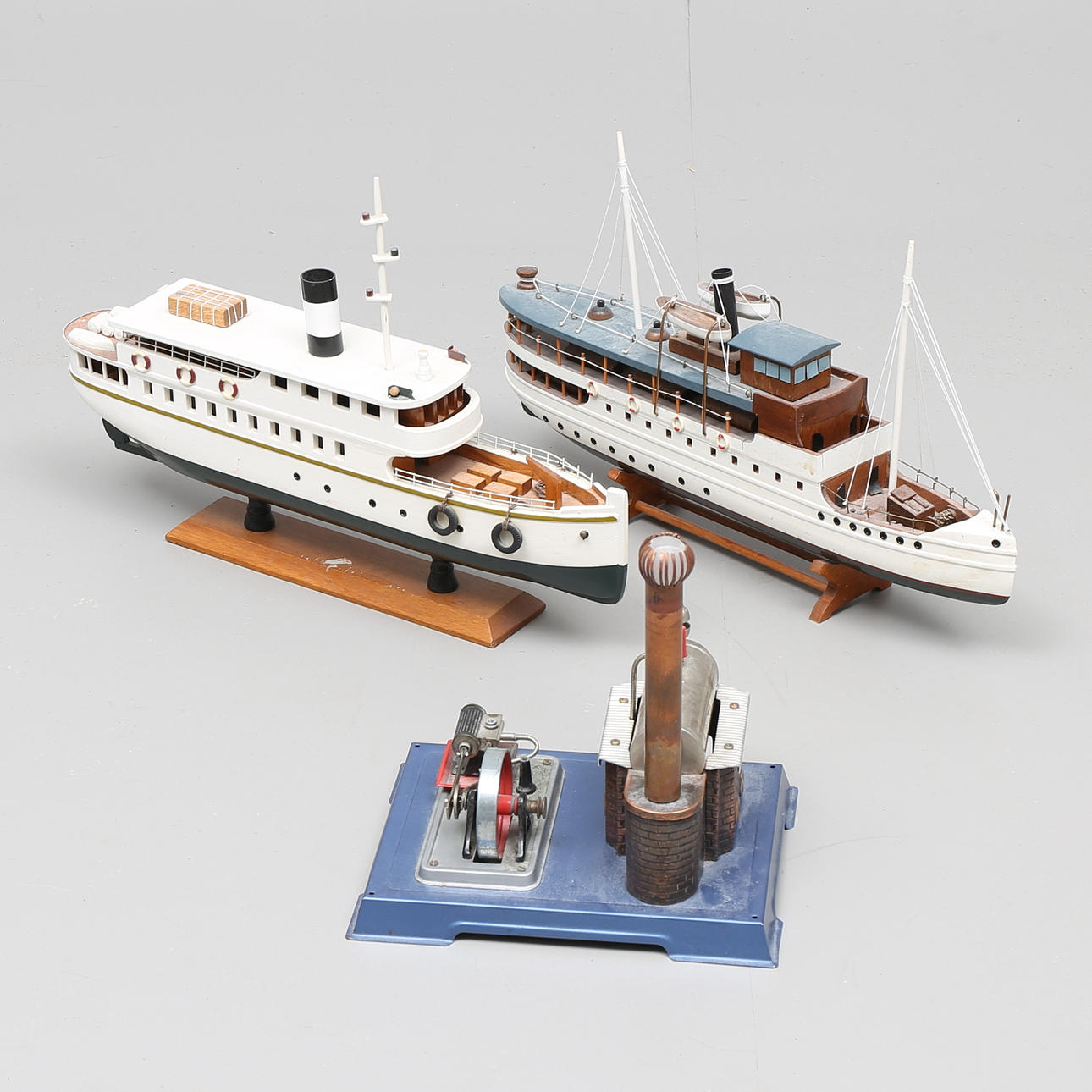 ÅNGMASKIN, Wilesco, samt MODELLBÅTAR, 2 st, 1900-tal.