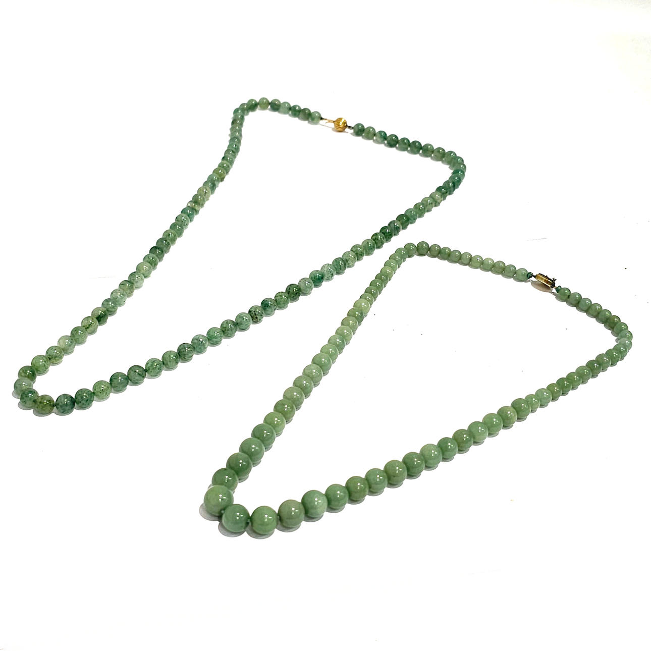 DOS COLLARES EN ESFERAS DE JADE VERDE CLARO.