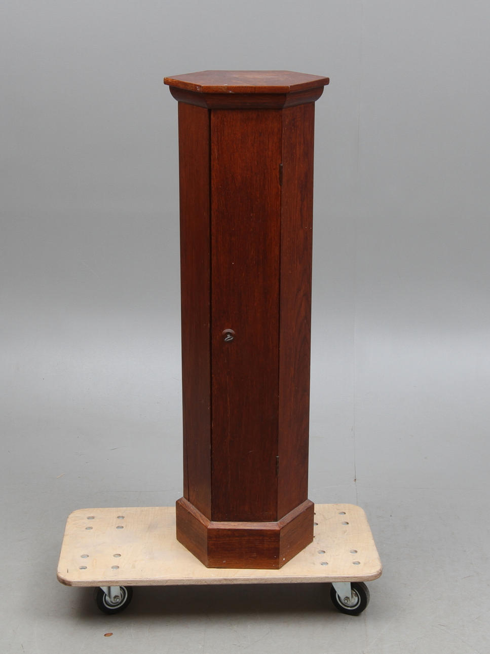PIEDESTALSKÅP, ek, 18/1900-tal.