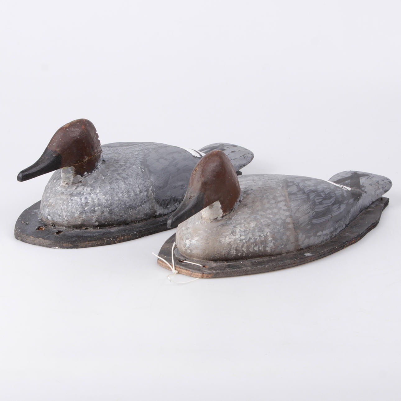 VETTAR, 2 st. Trä, 1900-tal.