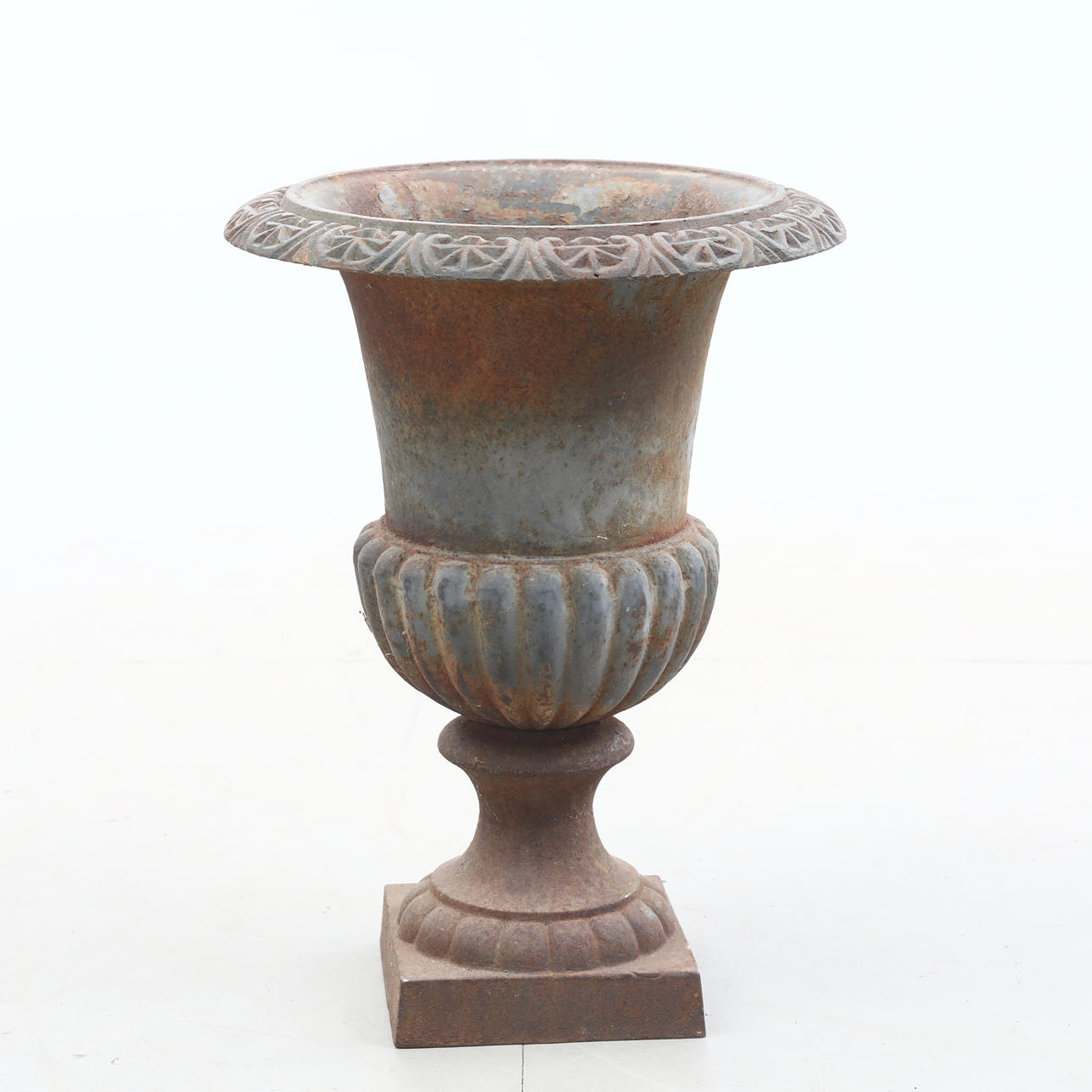 En støbejerns urne.