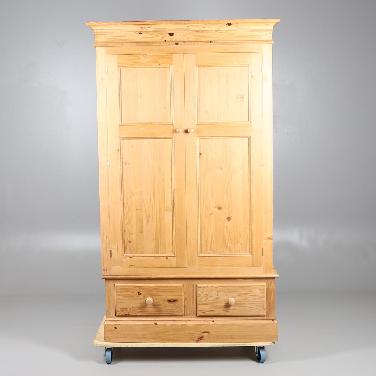 EN FURU DUBBEL GARDEROB.