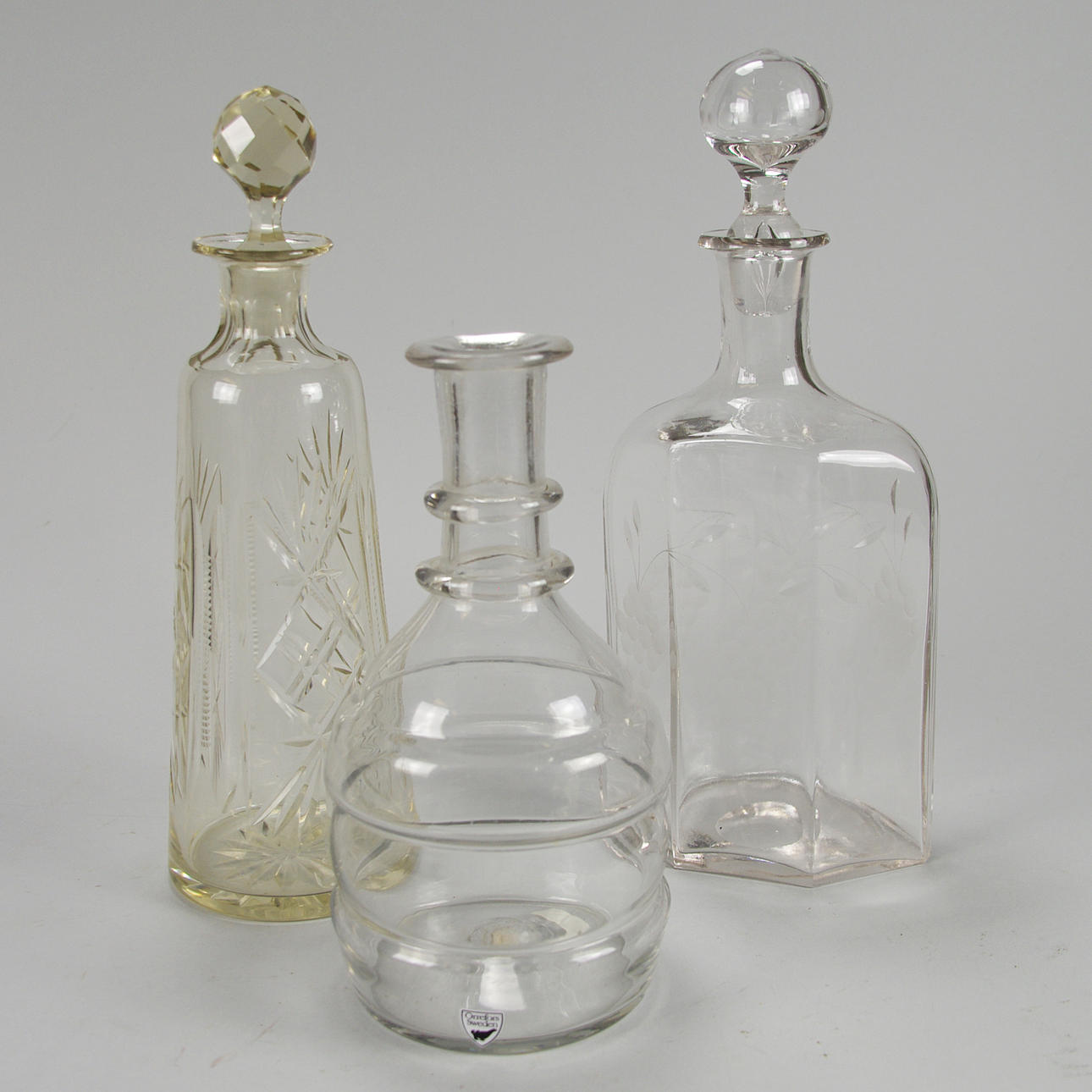 KARAFFER, 3 stycken varav en utan propp.