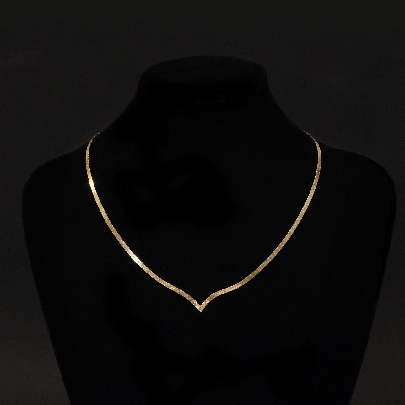 COLLAR CON FRENTE EN FORMA DE V.