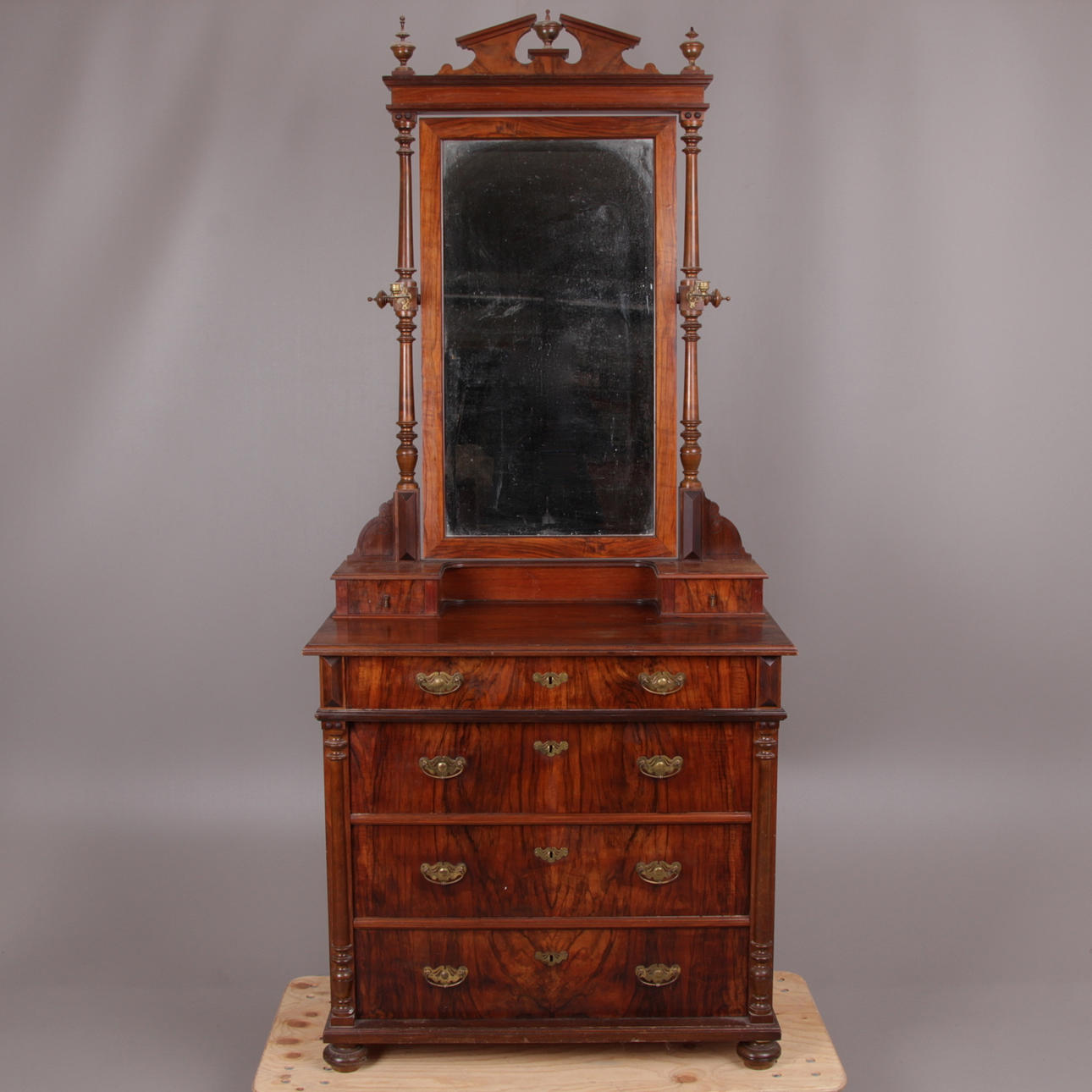 SPEGELBYRÅ, nyrenässans, omkring sekelskiftet 1900.