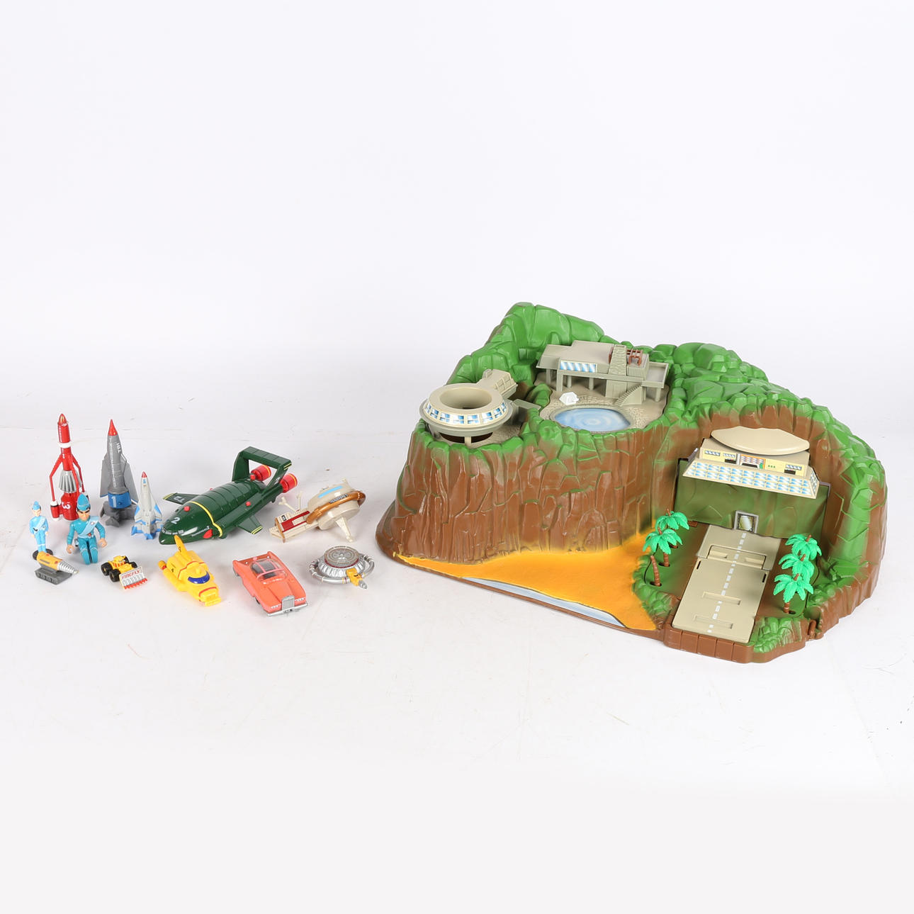 THUNDERBIRDS TRACY ISLAND ELECTRONIC PLAYSET.