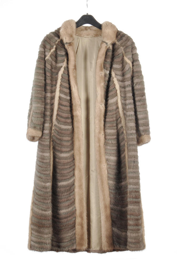 PELZMANTEL. Silvermink, troligen.