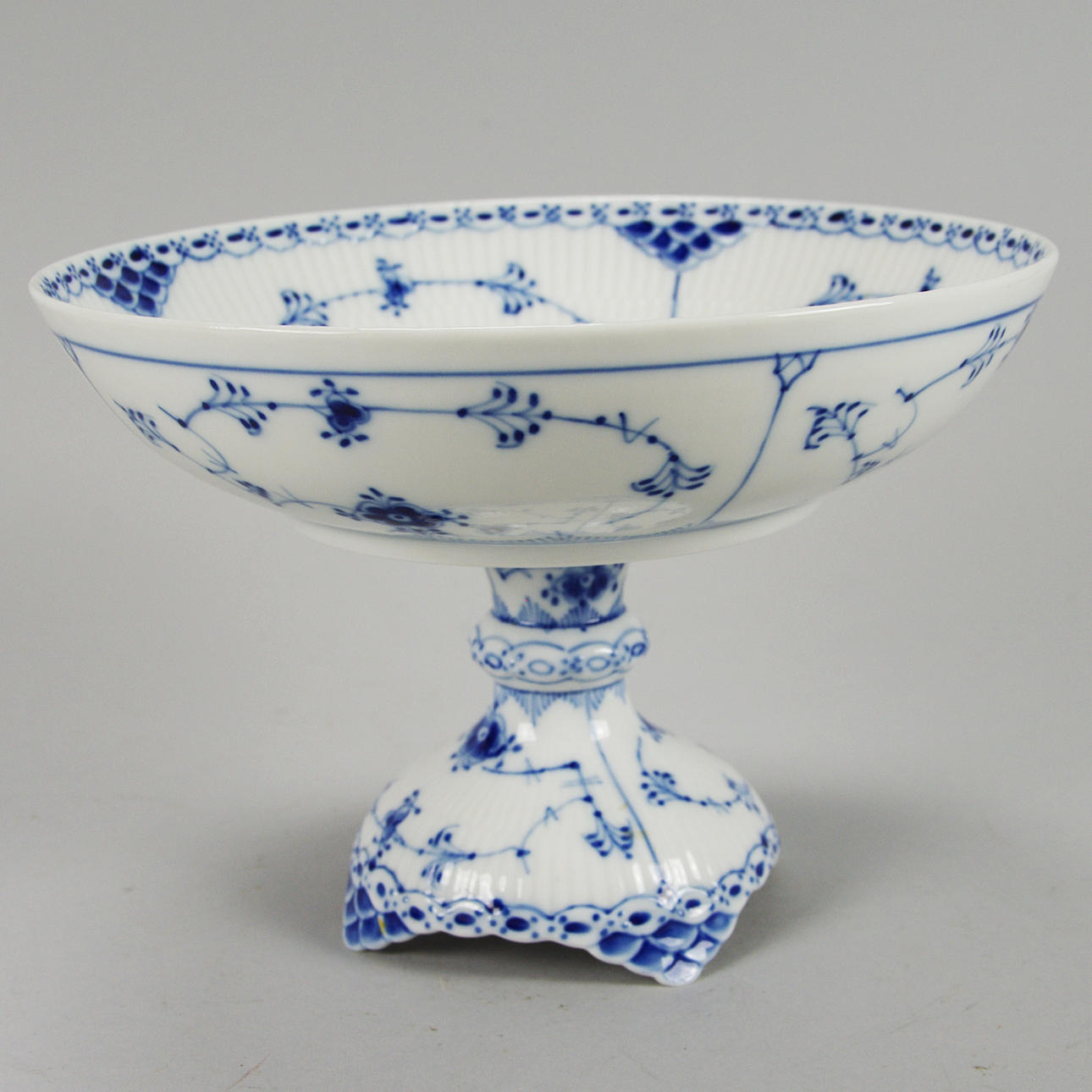 SKÅL PÅ FOT, porslin, "Musselmalet", Royal Copenhagen.