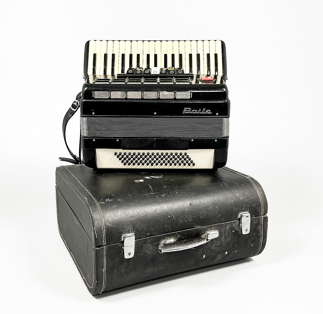 ACCORDION, piano, Baile.