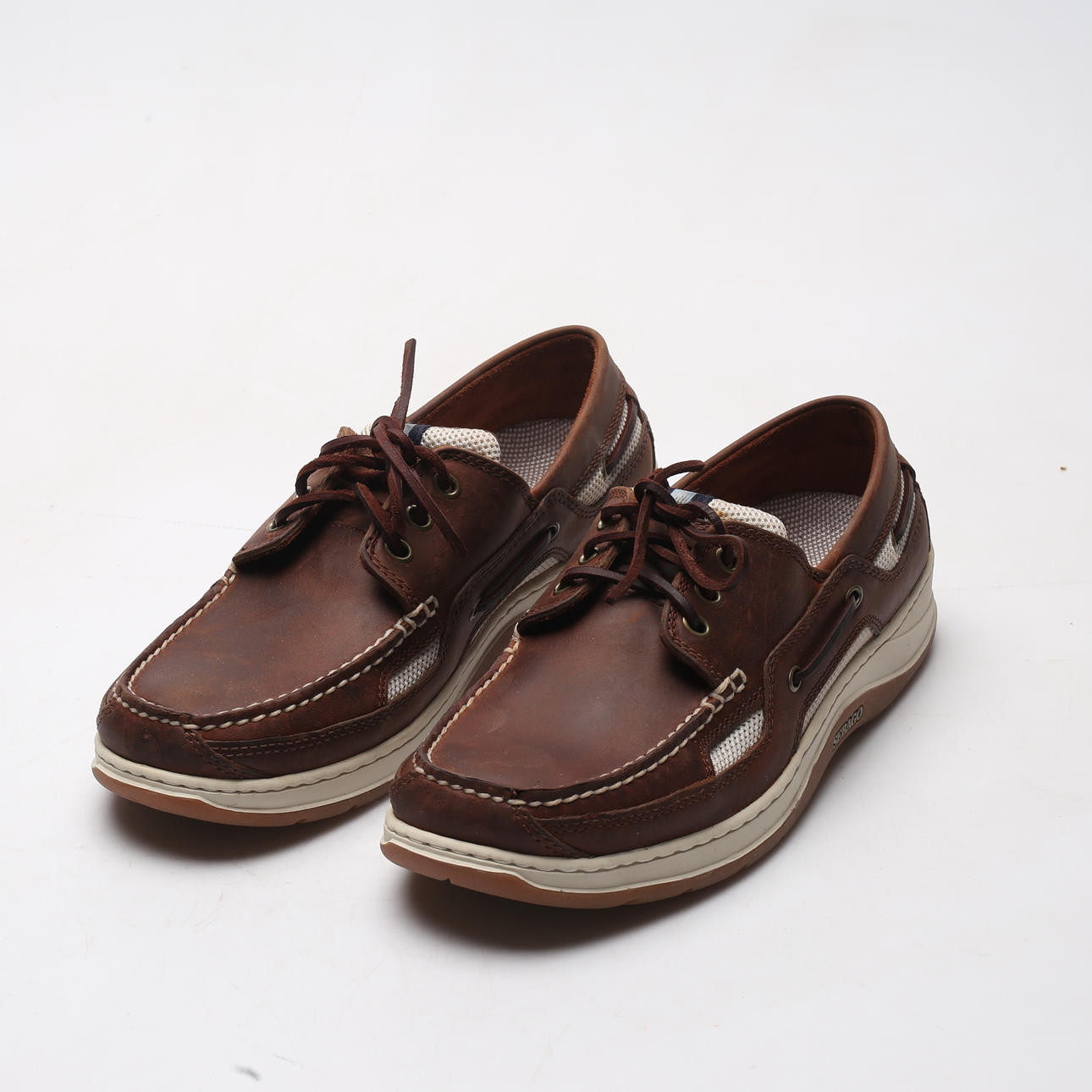 Ein Paar Segelschuhe Sebago Becket Cooper Tan.