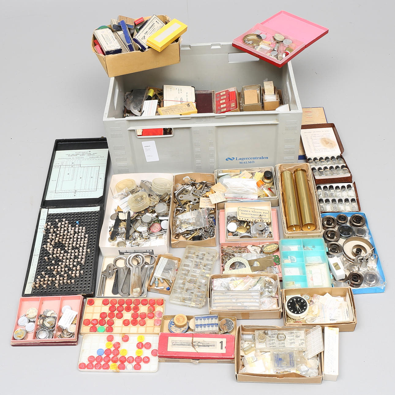 PARTI KLOCK/RESERV-DELAR från urmakeriverksamhet.