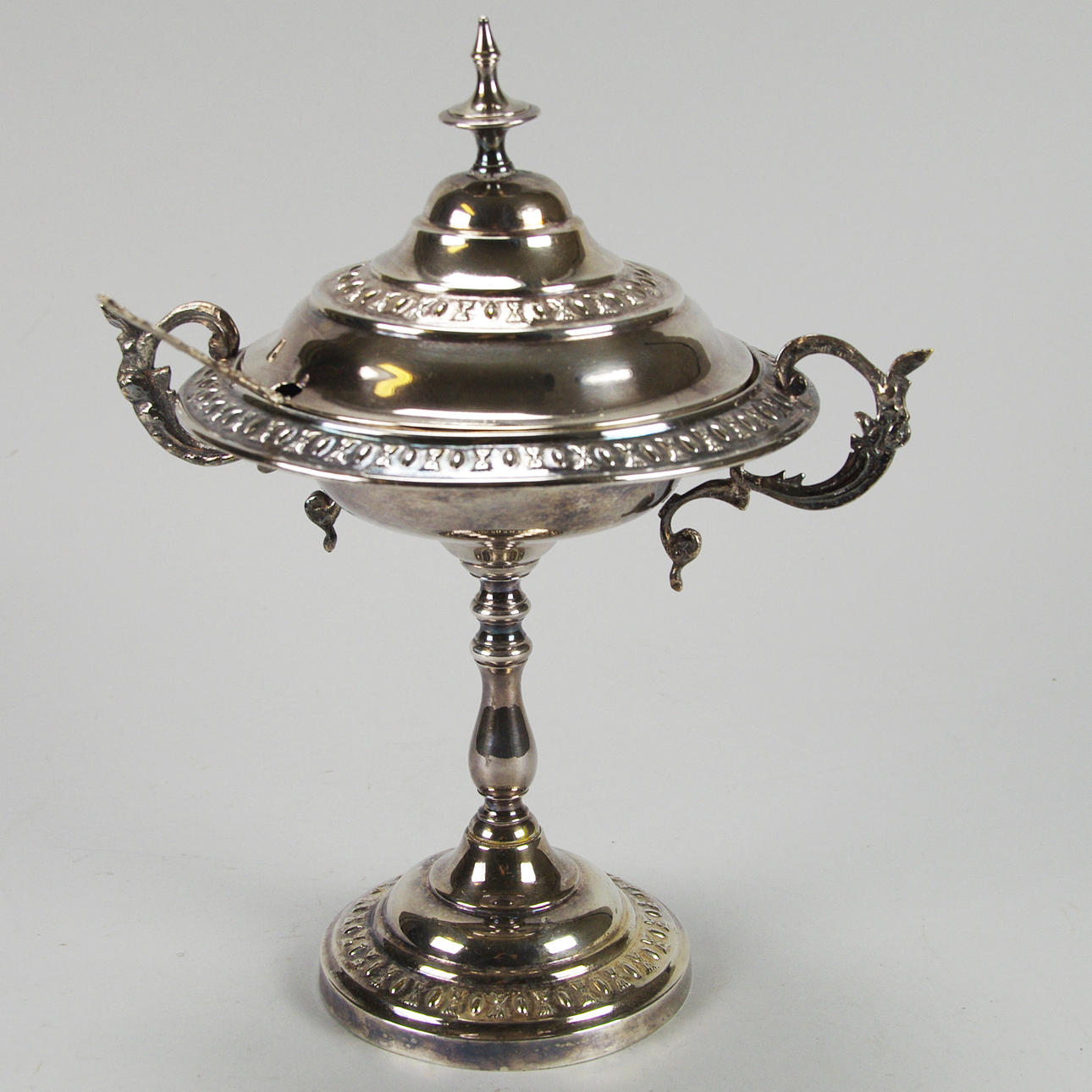 SOCKERSKÅL, försilvrad, samt sked, silver.