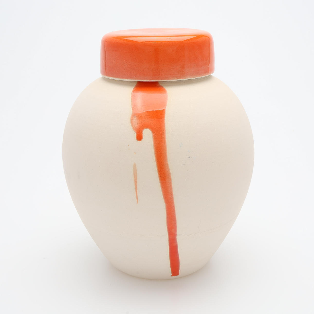 ÅSA BONNIER. URNE MIT DECKEL, „SPLASH“, STEINGUT, INNEN GLASIERT.