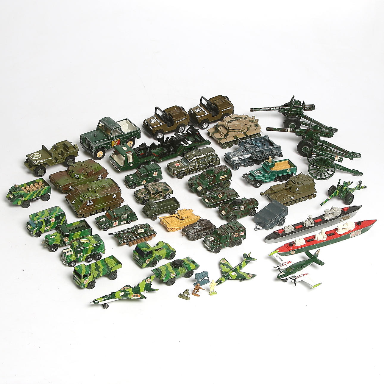 LEKSAKSBILAR, FLYGPLAN och BÅTAR, 40 delar. Militära. 1900-tal.