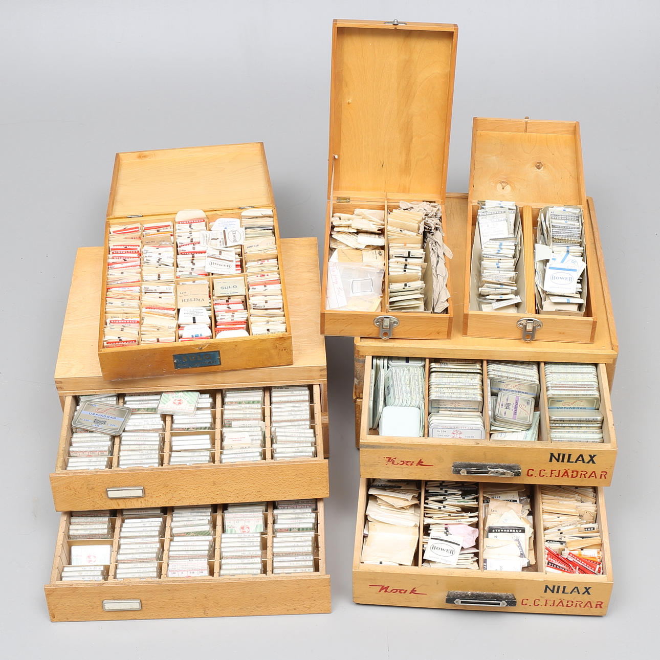 LÅDHURTSAR, SKRIN, Nilax, Sulg med KLOCK/RESERV-DELAR från urmakeriaffär.