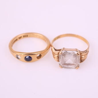 RINGAR med stenar, 2 st, guld 18k och 20k, etui med rött tyg.