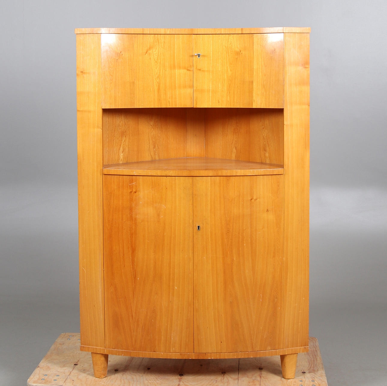 HÖRNSKÅP, björk. 1940-tal.