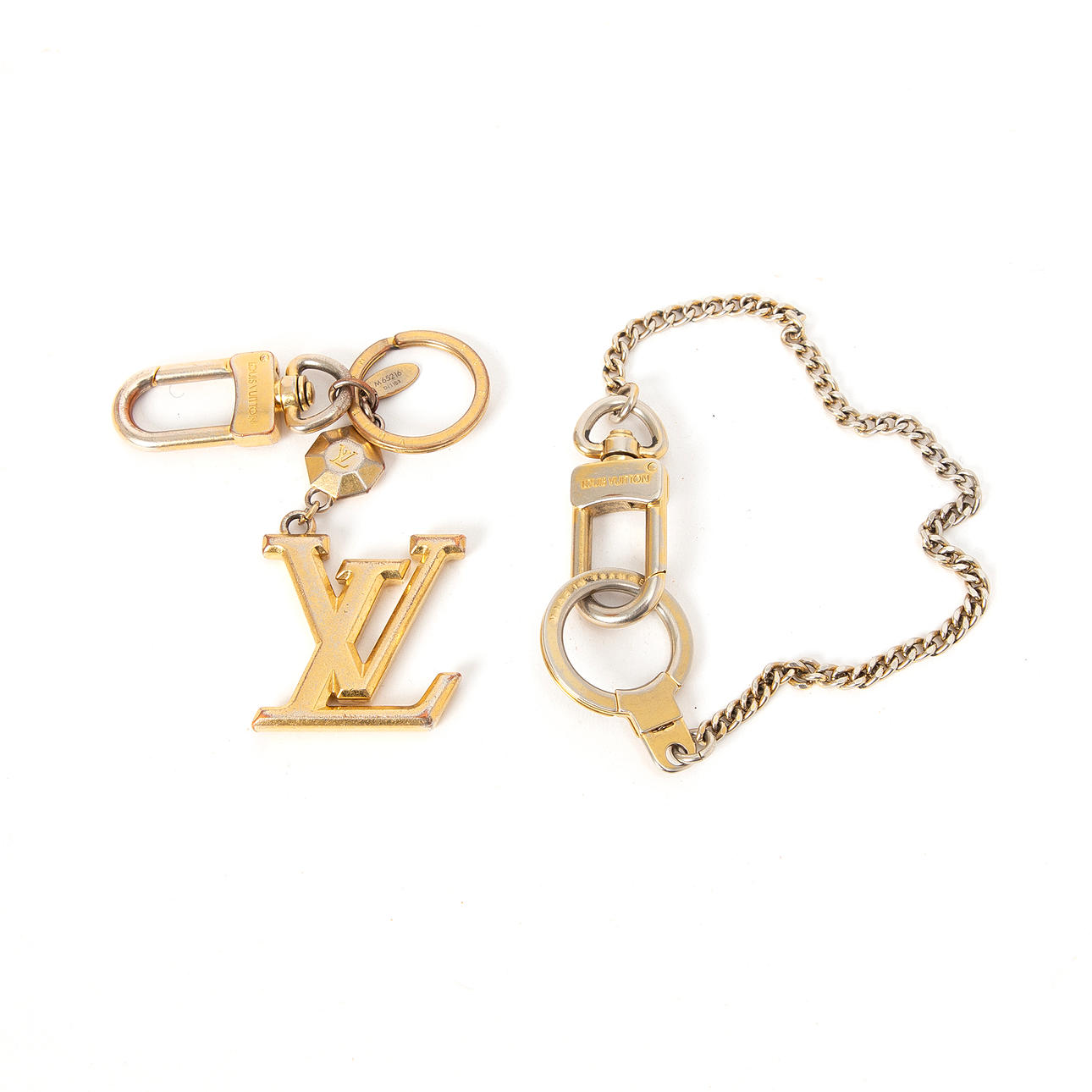 LOUIS VUITTON. To metal nøgleringe.