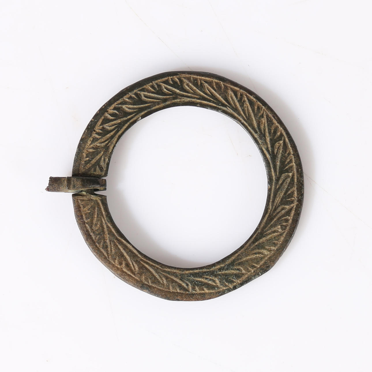 A MEDIEVAL BRONZE ANNULAR BROOCH.
