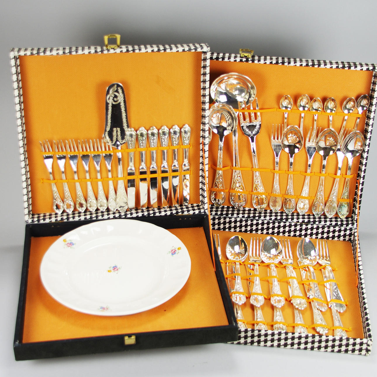 BESTICKUPPSÄTTNING I ETUIER, nysilver.