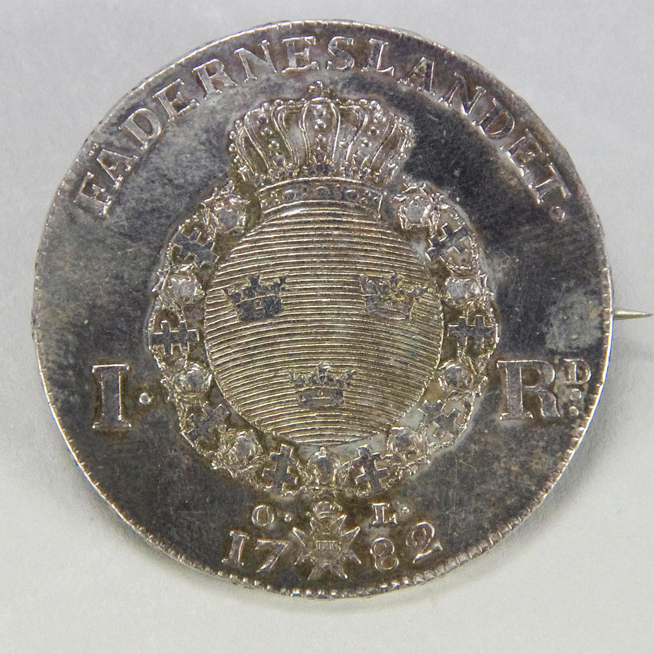 BROSCH av mynt, 1 riksdaler 1782.