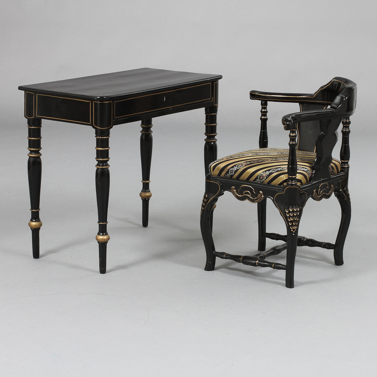 BORD och PUDERSTOL, 1900-tal.