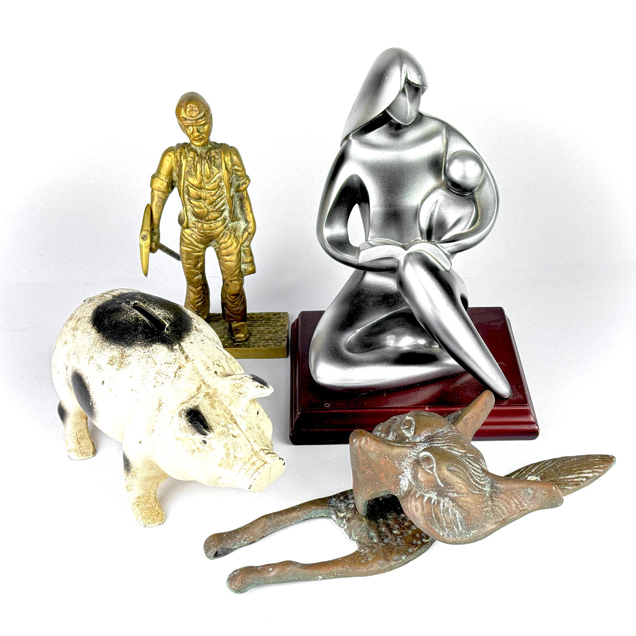 CUATRO FIGURAS MODERNAS DE METAL.