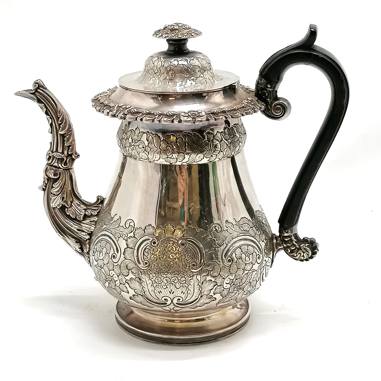 TETERA CHAPADA EN PLATA ANTIGUA CON SABOR ROCOCÓ.