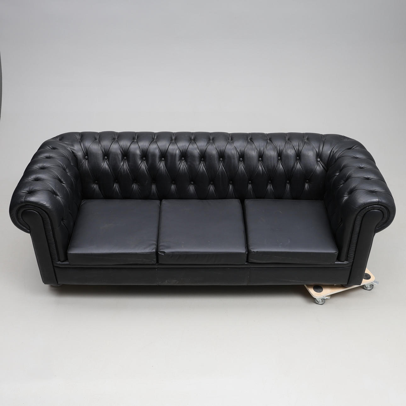 SOFFA. 3-sits, svart skinn.