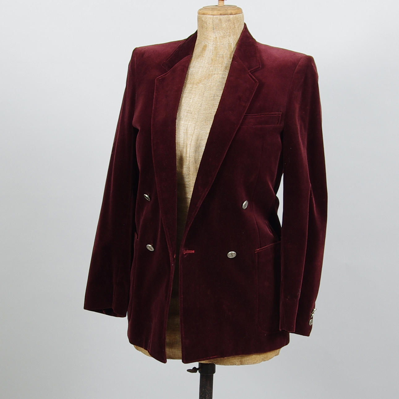 KAVAJ, vinröd plysch, Yves Saint Laurent.