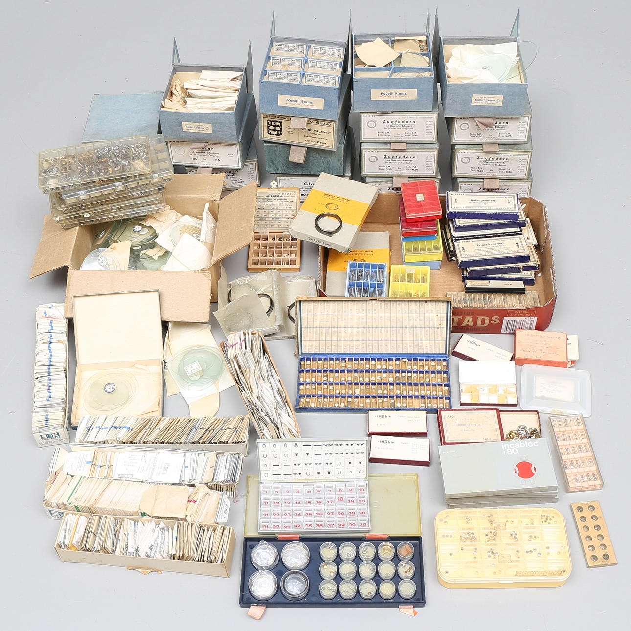 PARTI KLOCKDELAR från urmakeriaffär/verksamhet.