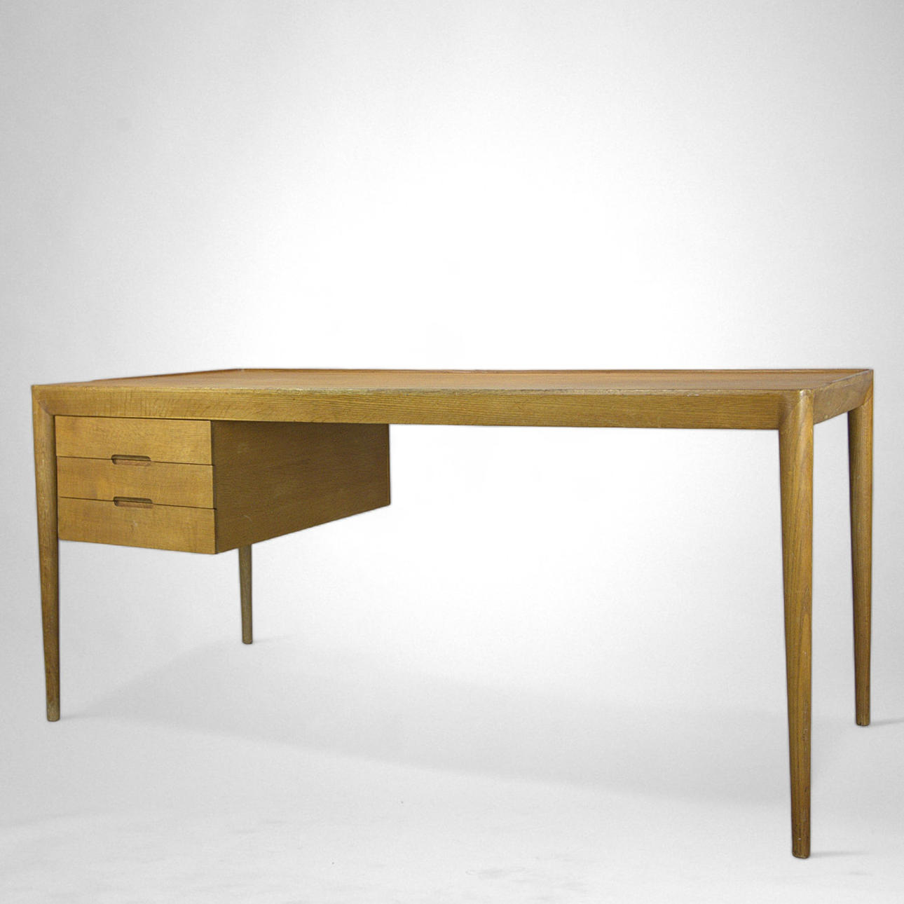 ERIK RIISAGER HANSEN. Ein Schreibtisch, Eiche, Front mit drei Schubladen, Haslev, Dänemark, 1960er Jahre.