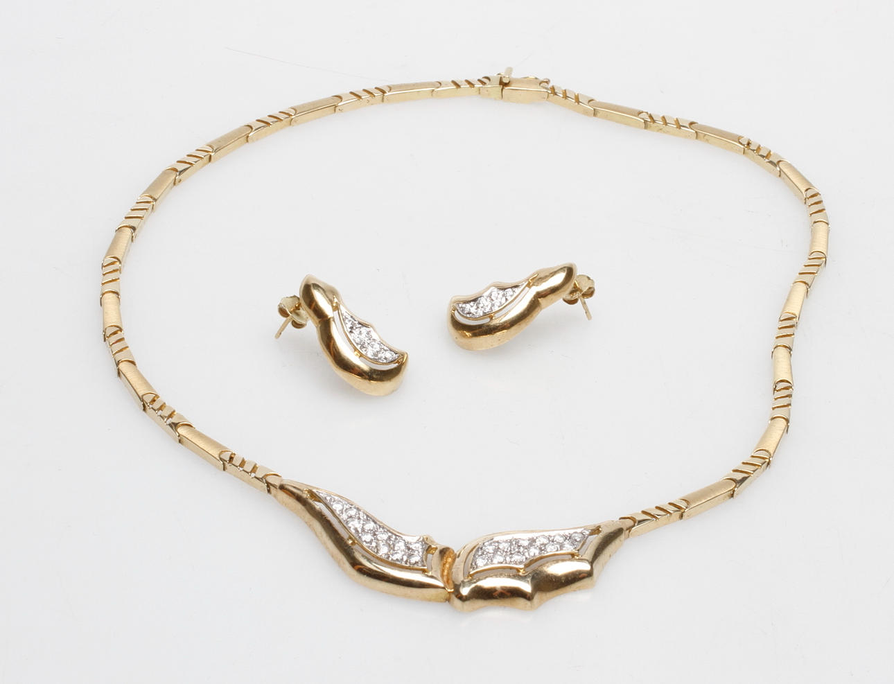 HALSBAND SAMT ETT PAR ÖRHÄNGEN, 14k guld, vikt ca 35,5 gr.